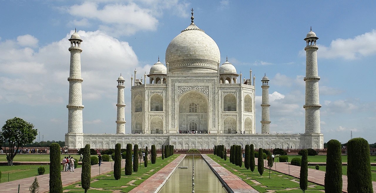 Delhi to Agra tour package one day by volvo bus